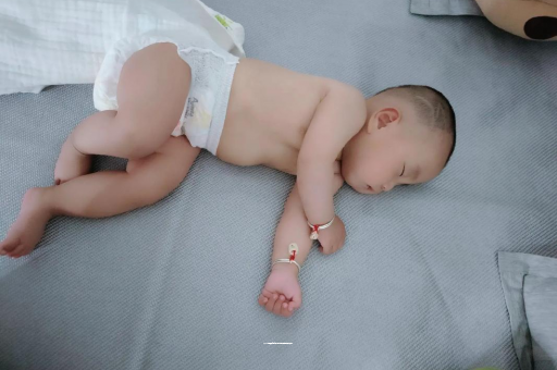 固原三个月宝宝抬头不稳